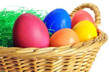 Korb mit bunten Ostereiern zu Ostern