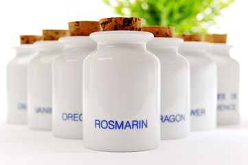 Keramik-Dosen mit Gewürzen und Kräutern