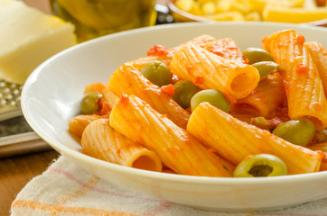 Tortiglioni  con pomodoro e olive, cucina italiana