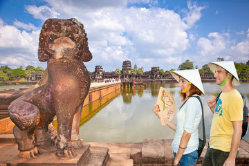 Fototapeta premium Couple at Angkor Wat temple, Cambodia.
