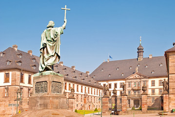 Bonifatiusstatue vis a vis zum Fuldaer Stadtschloss
