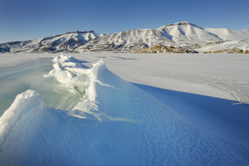 Fototapeta na wymiar Crack w lodu opakowanie w zatoce na Spitsbergenie.