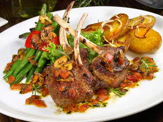 Lammrücken mit Bohnen