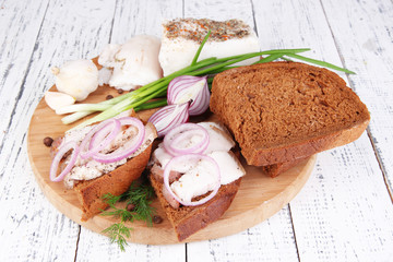 Slices of bread and lard with onion
