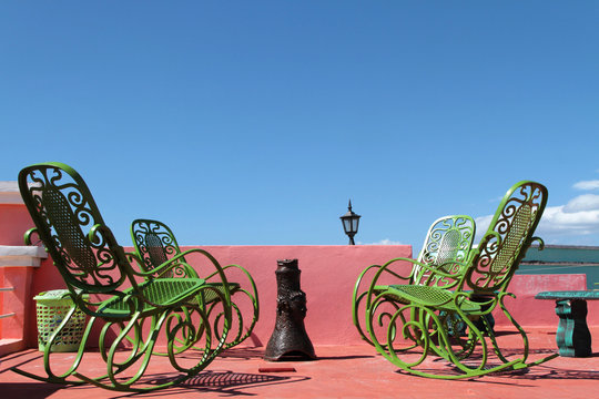 Des fauteuils verts sur la terrasse