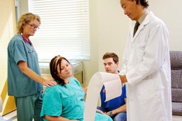 Obraz premium Doctor discussing progress of labor