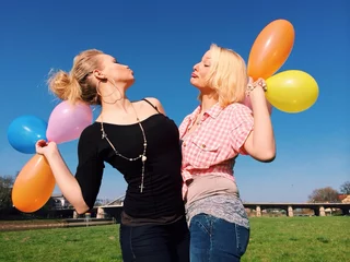 Tuinposter Freundinnen mit Luftballons © Christian Schwier