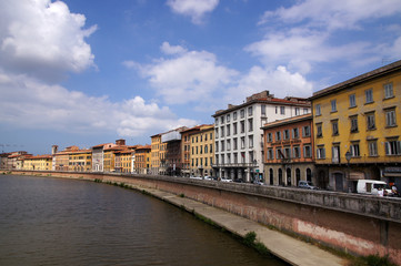 Fototapeta na wymiar Arno rzeki przepływającej przez Pizie