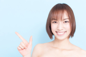 指差す女性
