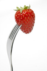 Fresa pinchada en un tenedor