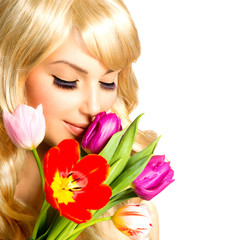 Obraz na płótnie Canvas Beauty Woman with Spring Flower bouquet