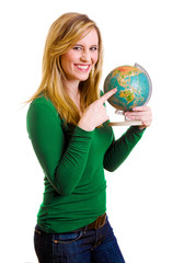 Frau zeigt auf Globus