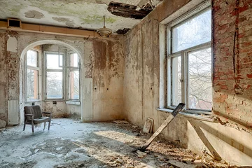 Selbstklebende Fototapete Alte verlassene Gebäude Schönes, vergessenes und zerstörtes Haus