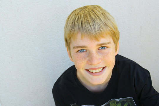 portrait adolescent 12 ans, garçon blond ,sourire