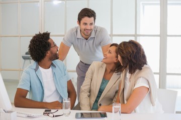 Obraz premium Business people having a conversation at office desk