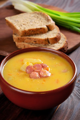 Pea soup in ceramic bowl