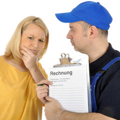 Frau sauer wegen hoher Rechnung vom Handwerker
