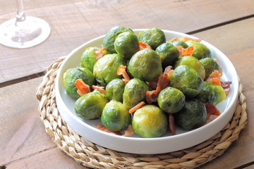 Coles de bruselas con beicon