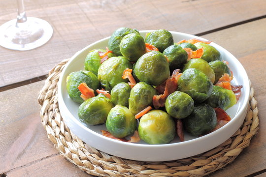 Coles de bruselas con beicon