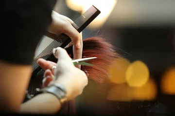 Foto auf Acrylglas Friseur Friseur schneidet braune Haare