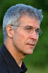 Portrait eines grauhaarigen Mannes um die 50