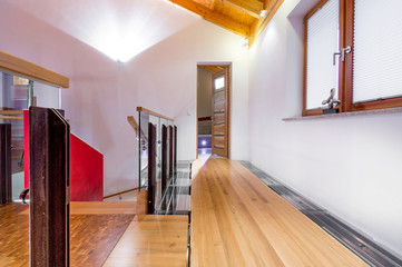 Galerie mit Holzsteg