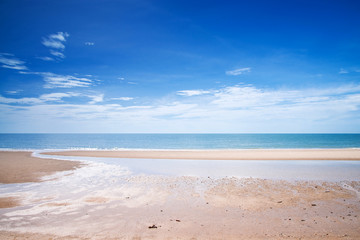Fototapeta premium Tropical white sandy beach at sunny day.