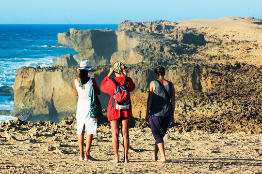 turiste guardano panorama in marocco