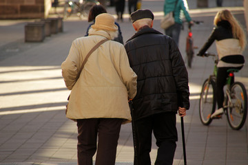 Pareja de ancianos paseando por la calle un día de invierno