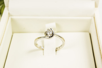 Anello con diamante