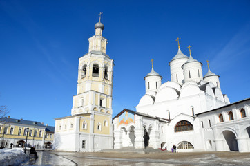 Fototapeta na wymiar Спасо-Прилуцкий монастырь в Вологде ранней весной