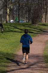 Mann joggt durch den Park