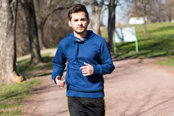 Mann joggt durch den Park