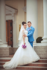 Naklejka premium Bride and groom at wedding day kiss in park, retro grain