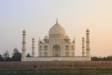 Fototapeta na wymiar Taj Mahal from across the Yamuna river during sunset