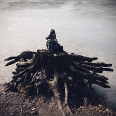 Chłopiec na korzeniu © Tomasz Niewęgłowski