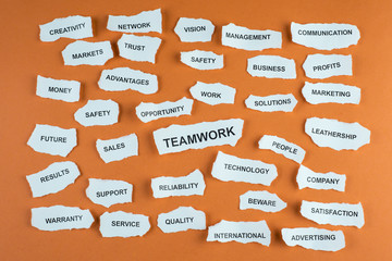 Concepto de trabajo en equipo en los negocios idioma inglés