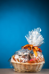 Fototapeta premium gift basket against blue background