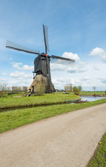 Obraz premium Old windmill in a Dutch polder