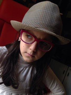 bambina col cappello