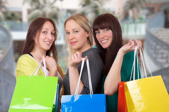 Gruppe junger Frauen hat Spaß beim Einkaufen in Shopping Mall