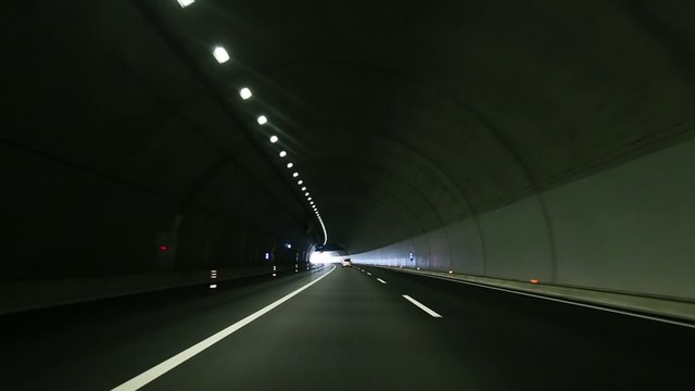 トンネル内から出るシーン