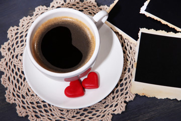 Fototapeta na wymiar Kompozycja z filiżanką kawy, dekoracyjne serca i stary pusty