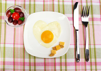Scrambled eggs with bread on plate, on color napkin