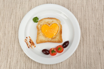 Scrambled eggs with bread on plate, on color napkin