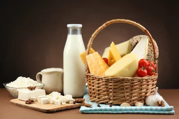 Papier Peint photo Produits laitiers Basket with tasty dairy products