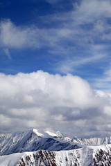 Fototapeta na wymiar Zima Snowy góry i niebo z chmurami na miły dzień