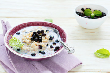 oatmeal with berries
