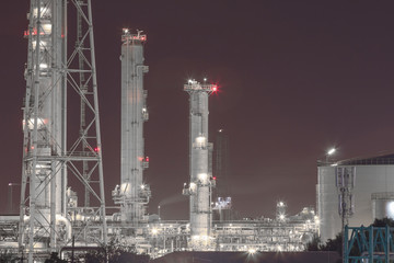Obraz na płótnie Canvas Petroleum plant in night time