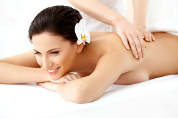 Obraz na płótnie Canvas Spa Woman. Close-up of a Beautiful Woman Getting Spa Treatment.